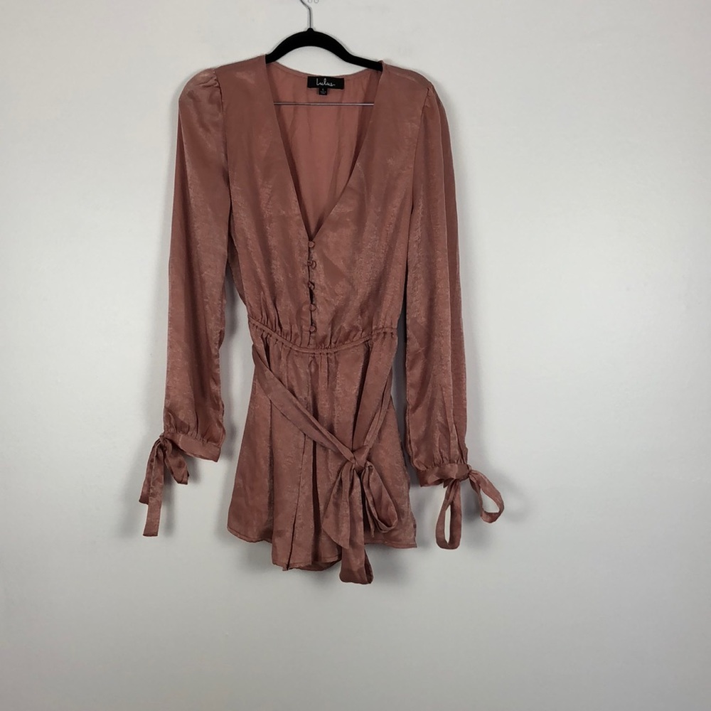 Lulus peach long sleeve V neck front button elastic waist lined romper Sz L